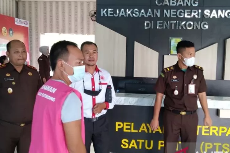  Tersangka YJK mengenakan rompi warna merah muda saat berada di Kantor Cabang Kejari Sanggau di Entikong, Kabupaten Sanggau, Kalbar, Kamis (2/6).  (ANTARA/M. Khusyairi)