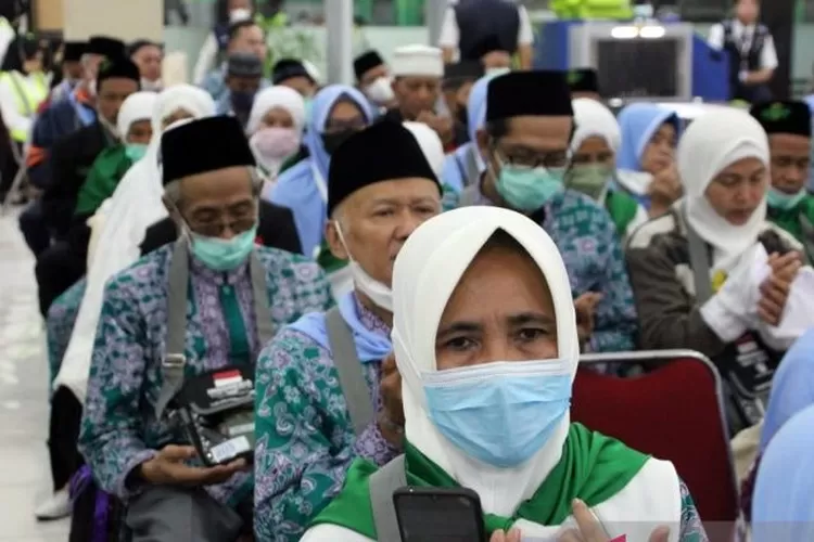 Ratusan Jamaah calon haji kloter 16 asal Sragen dan Kota Semarang berdoa bersama sebelum mereka diberangkatkan di Tanah Suci, gi Gedung Muzdalifah Asrama Haji Donohudan Boyolali, Rabu (15/6/2022). ( ANTARA/Bambang Dwi Marwoto.)