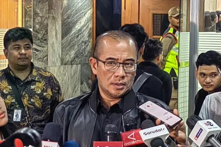 Ketua KPU RI Hasyim Asy'ari memberikan keterangan setelah rapat konsultasi dengan Komisi II DPR RI, Kemendagri RI, dan penyelenggara pemilu, di Kompleks Parlemen, Senayan, Jakarta, Rabu (20/9/2023). (ANTARA/Melalusa Susthira K)
