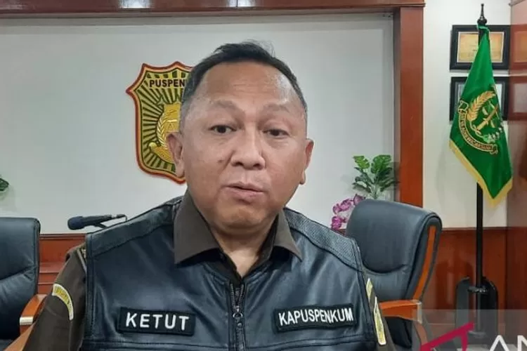 Kepala Pusat Penerangan Hukum (Kapuspenkum) Kejaksaan Agung Ketut Sumedana memberi keterangan kepada wartawan terkait perkembangan penanganan kasus dugaan korupsi BTS 4G BAKTI Kominfor di ruang Puspenkum Kejaksaan Agung Jakarta, Senin (16/10/2023). ( ANTARA/Laily Rahmawaty)