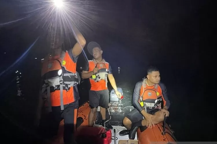 Tim SAR gabungan melakukan operasi pencarian terhadap seorang wanita berusia 20 tahun yang dilaporkan hilang terseret ombak di objak wisata Pantai Natsepa Ambon. (3/8)  (ANTARA/HO/Basarnas Ambon)
