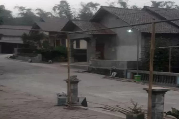 Kondisi hujan abu tipis dampak erupsi Gunung Merapi yang didokumentasikan oleh warga di Desa Jrakah Kecamatan Selo Kabupaten Boyolali, Minggu (8/8/2021).  (ANTARA/HO dokumen pribadi)