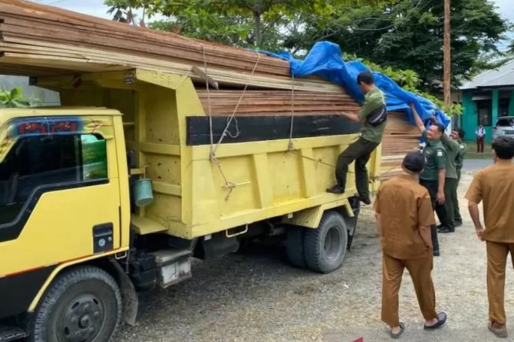 Polisi hutan mengamankan satu unit truk mengangkut sembilan kubik kayu diduga ilegal di Kantor KPH Wilayah IV Aceh, di kawasan Desa Suak Ribee, Meulaboh, Kabupaten Aceh Barat, Selasa (31/5/2022).  (ANTARA/Teuku Dedi Iskandar)