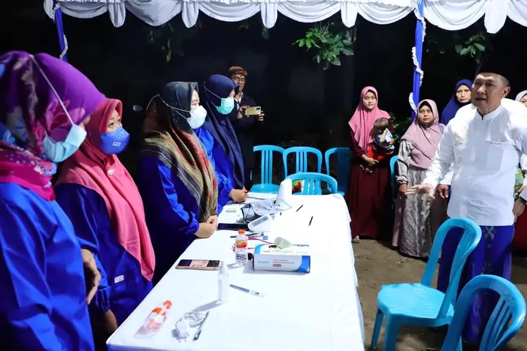 Bupati Kudus Hartopo melihat aktivitas petugas kesehatan yang membuka dan melayani warga mendapatkan vaksin Covid- 19, usai melaksanakan tarhima di Masjid Muhajirin Desa  Besito Kecamatan Gebog. (Foto: Diskominfo Kudus)