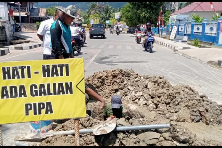 Ket photo.nampak Perbaikan Pipa Air Bersih Oleh PDAM Ogomalane di Jalan Magamu Kecamatan Baolan
