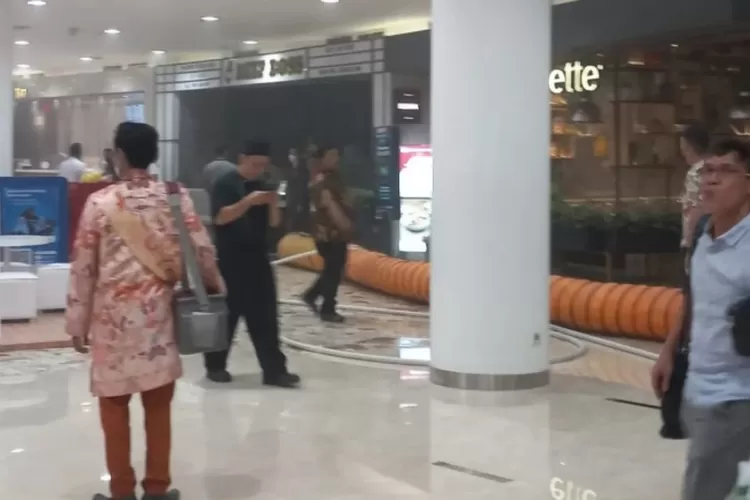 Suasana pengunjung yang panik saat Mal Senayan City kebakaran pada Kamis sore (20/4)