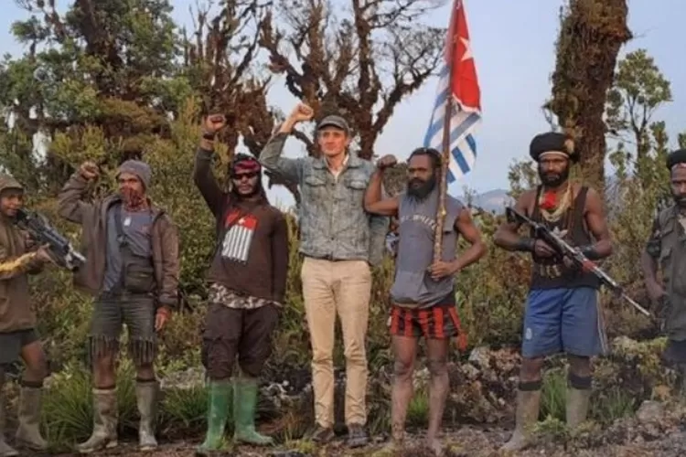 KKB Papua merilis foto-foto terbaru yang menunjukkan kondisi Pilot Susi Air Kapten Philips Max Mehrtens di bawah penyanderaan mereka