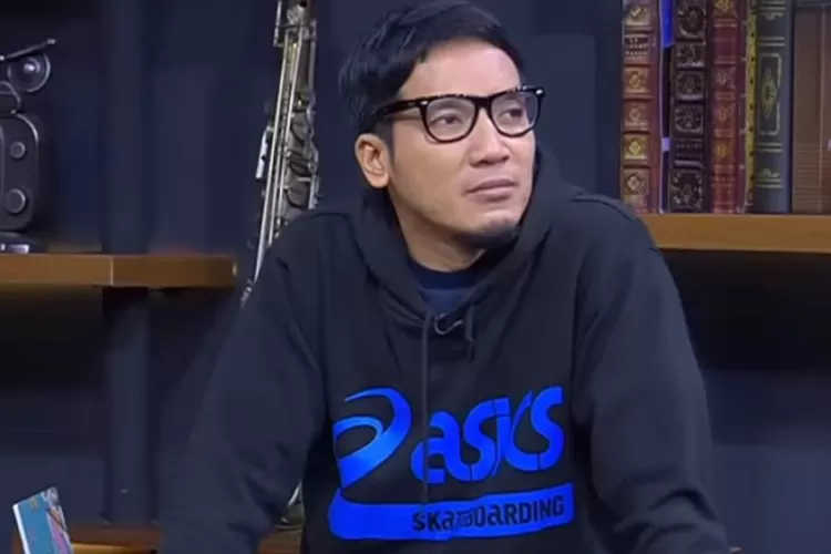 momen kocak Desta Mahendra dan Stephanie Poetri. Foto/YouTube. (Foto/YouTube.)