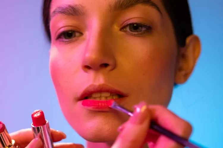 Rekomendasi Lipstik untuk Cewe Berkulit Kuning Langsat. (Pexels/ sottonbro)