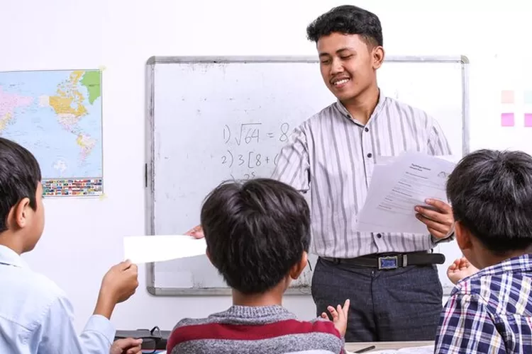 ini lirik lagu nasional Indonesia berjudul Hymne Guru, yang cocok juga dinyanyikan pada momen  17 Agustus (Freepik/ queenmoonlitestudio)