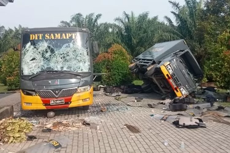 Buruh terlibat bentrokan dengan Polisi di perkebunan sawit hingga mobil Polisi hancur dan 1 massa tertembak. (dok.warga)