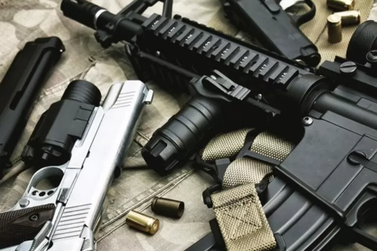 Ilustrasi senjata api. Polda Metro Jaya meluruskan informasi yang menyebutkan ada tiga oknum anggota polisi terlibat jaringan terorisme, melainkan penjualan senpi ilegal. 