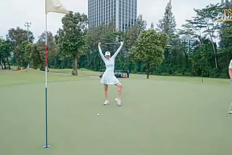Potret aksi Luna Maya saat bermain golf dengan teman-teman (Foto: Gorajuara/Tangkap layar YouTube TS Media)