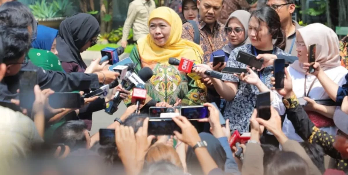 Gubernur Jatim Khofifah Indar Parawansa, di tengah awak media yang sedang mewawancarai. (Ist).
