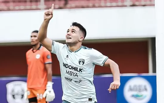 Potret Ezequile Vidal pasca mencetak gol kemenangan Persita atas RANS Nusantara FC pada Sabtu, 15 Juli 2023 di Stadion Maguwoharjo, Sleman. (Foto : Genmuslim / dok : Instagram @persita_official)
