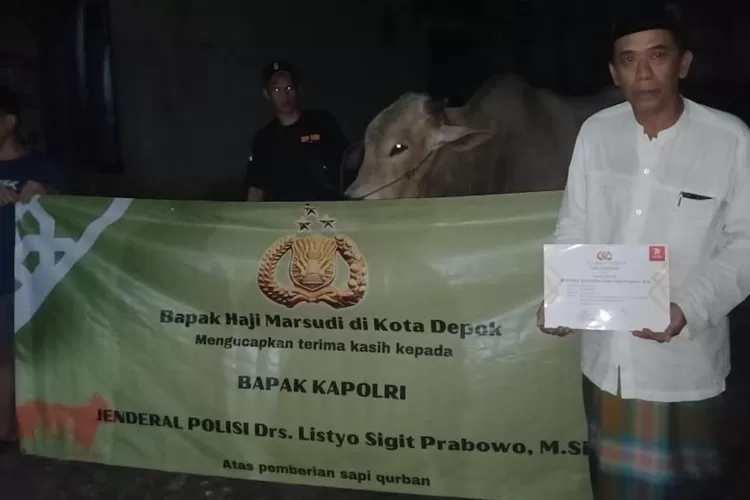 SIMBOLIS : Serah terima hewan kurban dari Kapolri kepada masyarakat, oenyerahan dilakukan di Jalan H Suhaimi Parung Tengah RT3/3, Kelurahan Duren Mekar, Kecamatan Bojongsari, Kota Depok, Jumat (30/6). (ALDY RAMA/RADAR DEPOK)