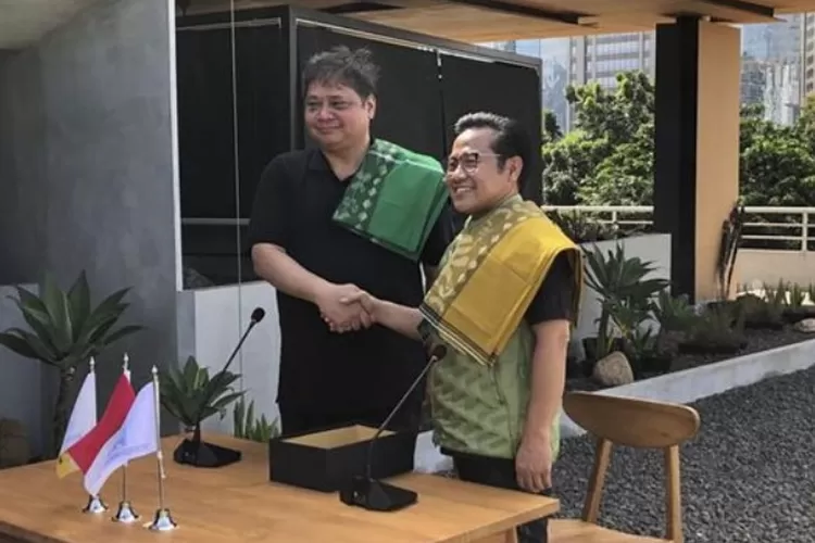 Airlangga Hartarto memberi kaso sarung berwarna hijau dan kuning ke Muhaimin Iskandar, Jumat 10/2/2023.