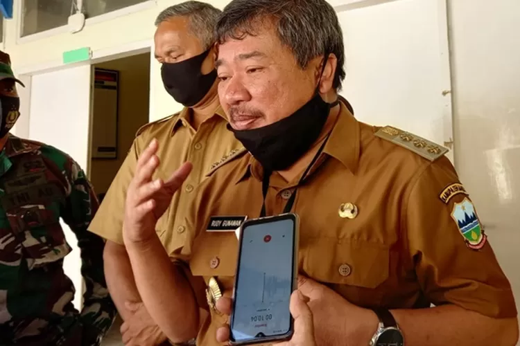 Bupati Garut Rudy Gunawan menjelaskan tentang terbatasnya distribusi vaksin di Garut (Agus Alvin/Gorajuara.com)