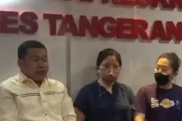 Momen Mariana Ahong berada di Kantor Polres Tangerang Selatan saat menyampaikan permohonan maaf. (tangkapan layar)