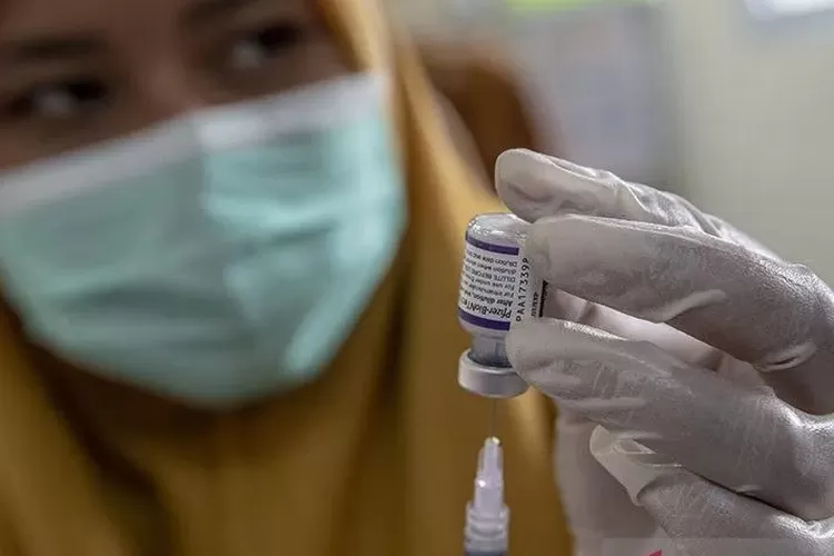 Petugas kesehatan menyiapkan dosis vaksin Covid-19 untuk disuntikan ke calon penerima vaksin di Puskesmas Kecamatan Gambir, Jakarta, Senin( 25/7/2022). ( ANTARA FOTO/Muhammad Adimaja)