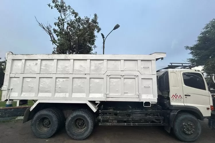 Barang bukti truk yang dibawa melarikan diri sopirnya berinisial AR (38) setelah peristiwa tabrak lari seorang pemuda, warga Kecamatan Bogor Selatan, Kota Bogor pada Kamis (5/1/2023) yang berhasil diamankan Satlantas Polresta Bogor Kota pada Sabtu (8/1/2023).  (ANTARA/HO-Polresta Bogor)