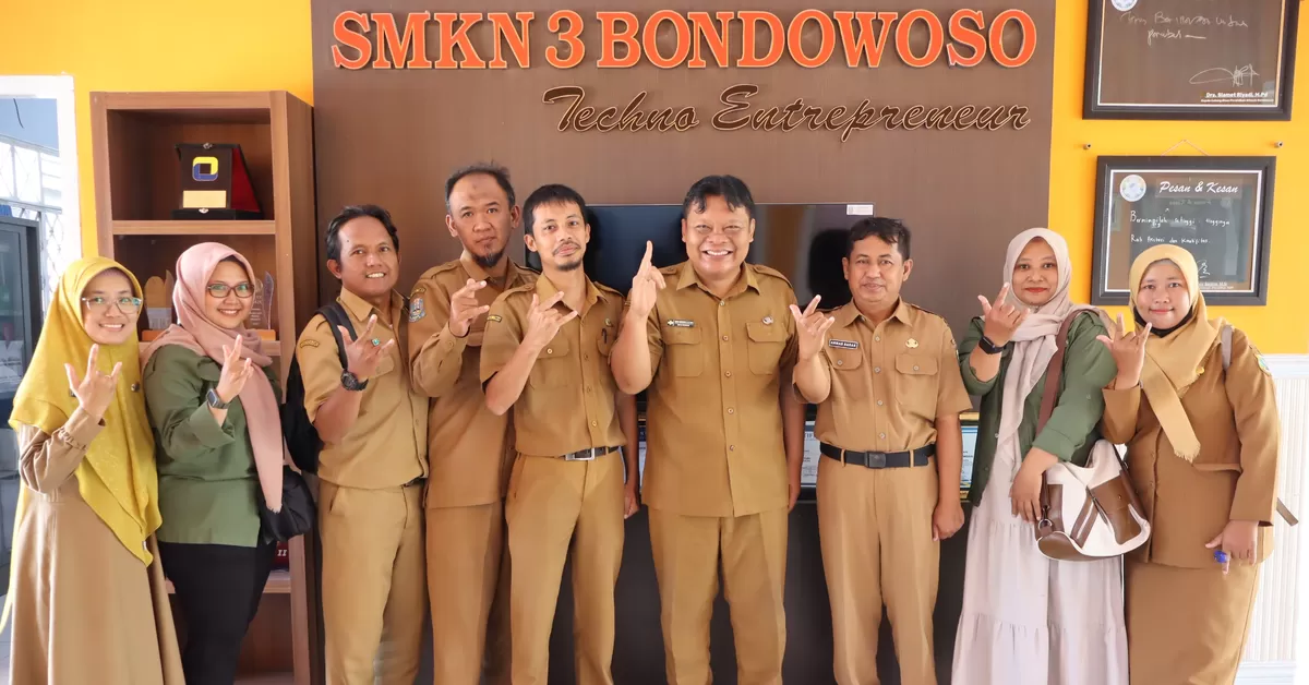 Kepala SMKN 3 Bondowoso Bersama Penyuluh Pertanian Dinas Pertanian dan Ketahanan Pangan Kabupaten Bondowoso Siap Implementasikan Inovasi SIKAP. (SketsaNusantara.id)