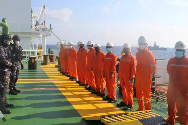 Aparat TNI AL menahan awak kapal MT Strovolos berbendera Bahamas. TNI AL menangkap kapal Tanker MT Strovolos yang melakukan pelanggaran di wilayah teritorial Indonesia, Perairan Anambas Kepulauan Riau.  (ANTARA/HO-TNI AL)