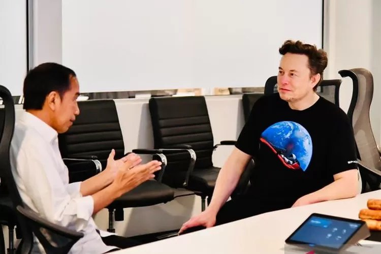 Presiden Joko Widodo (Jokowi) berdiskusi dengan pendiri Space X, Elon Musk, sekaligus meninjau pabrik yang memproduksi roket tersebut di Boca Chica, Amerika Serikat, Sabtu (14/5) waktu setempat.  (ANTARA/HO-Biro Pers Sekretariat Presiden/Laily Rachev)