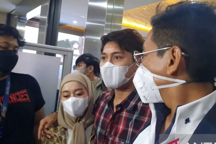 Arsip foto - Aktor Rizky Billar bersama istri Lesti Kejora memberikan keterangan kepada wartawan usai diperiksa di Bareskrim Polri, Jakarta, Selasa (22/3/2022).  (ANTARA/Laily Rahmawaty)