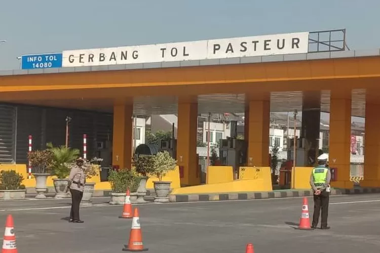 Kota Bandung  kembali memberlakukan penyekatan ganjil genap di lima gerbang tol dan Terminal Ledeng pada akhir pekan ini. (prfmnews-pikiran-rakyat.com)***