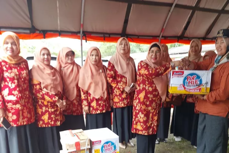 Prihatin terhadap korban bencana, Ketua Dharma Wanita Persatuan (DWP) Kabupaten Agam Ny El Edi Busti bersama pengurus salurkan bantuan untuk korban longsor di Tanjung Raya, (AMC News)