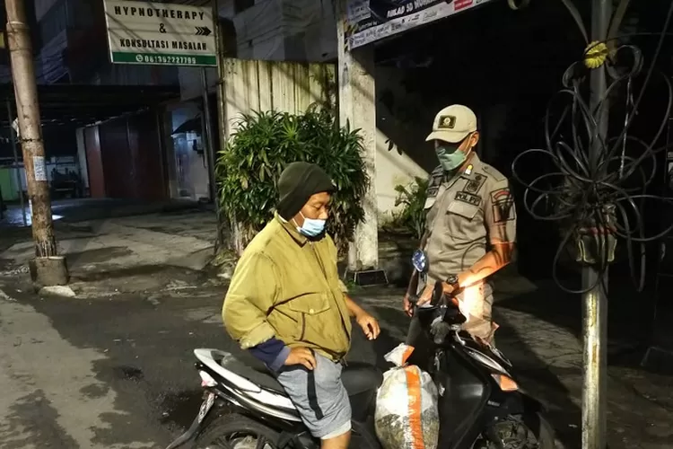 Petugas Satpol PP Kota Yogyakarta melakukan patroli untuk mengawasi warga yang membuang sampah sembarangan.  (Foto: Dok. Satpol PP Kota Yogyakarta)