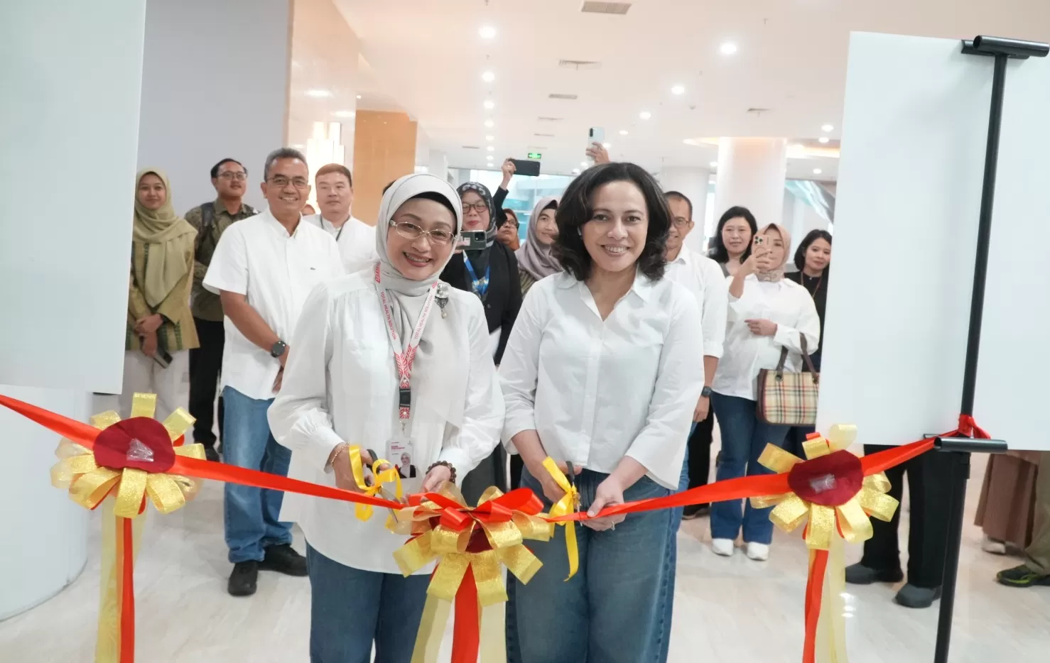 CEO AdMedika Dian Prambini (kiri) dan Plh. Direktur Utama RSUP Kemenkes Surabaya dr. Martha Muliana L.S., SH., MARS., M.H.Kes (kanan).