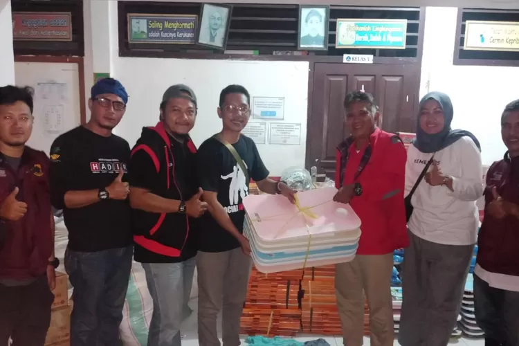 Ilustrasi foto, Korkab PKH Lebak serahkan bantuan kemanusiaan korban musibah gempa bumi di Cianjur (istimewa)