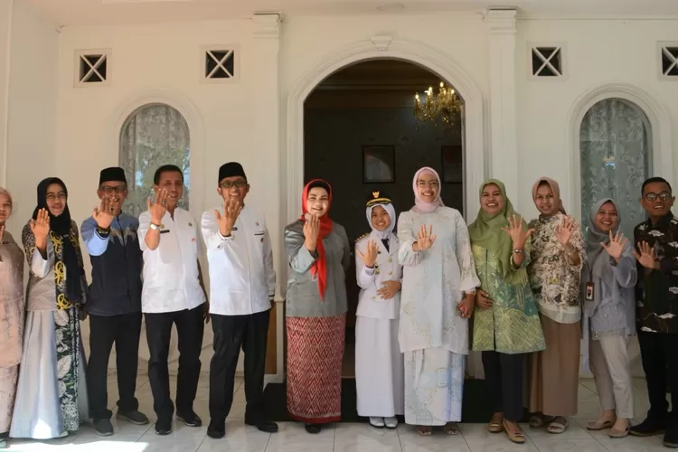 Wako Padang Hendri Septa  dan Ketua TP-PKK Kota Padang Ny. Genny Hendri Septa  bersama   Tim VLK  Evaluasi KLA Kementerian PPPA RI.  (Prokopim Pdg)