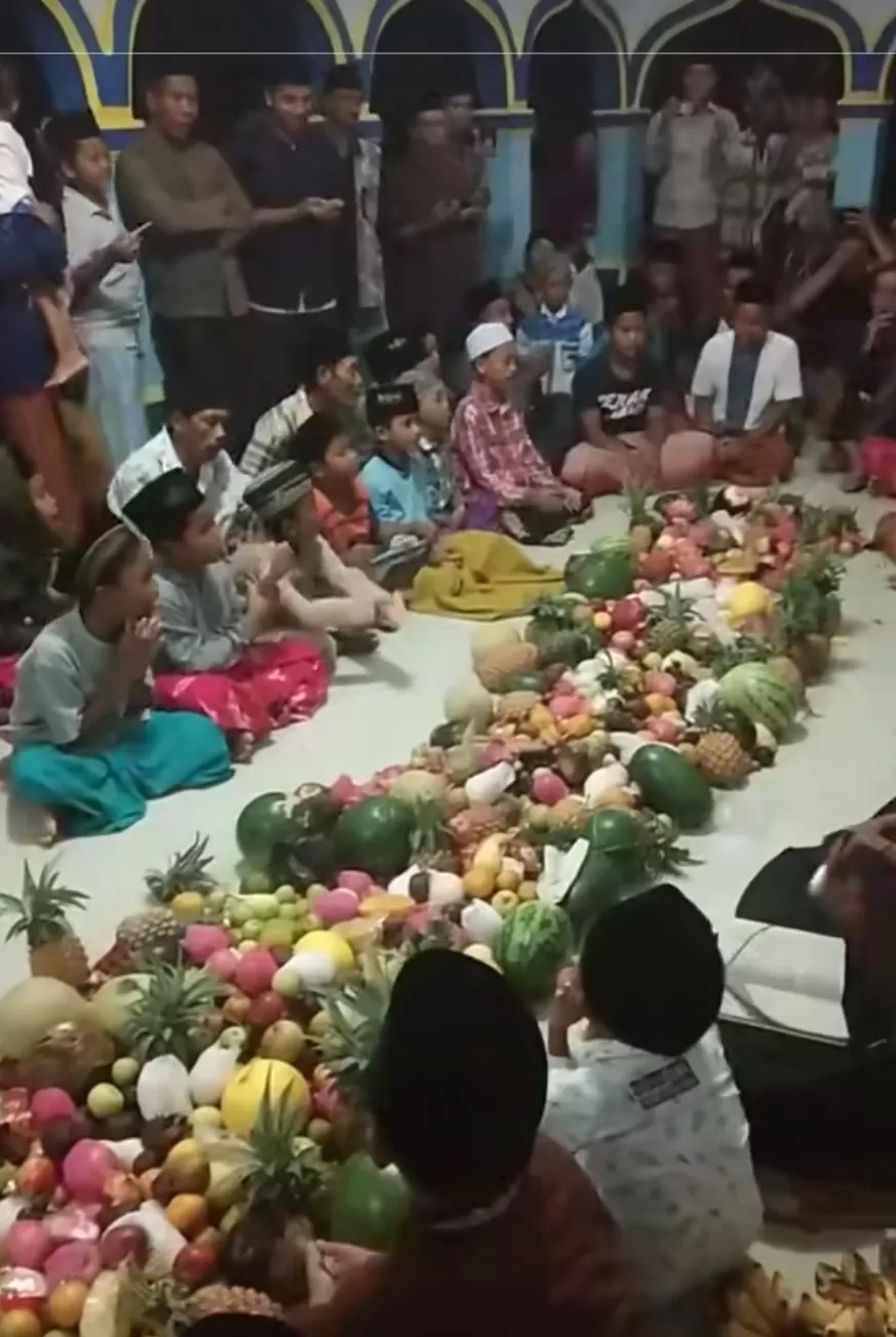 Salah satu tradisi Maulid Nabi SAW memutari makanan yang dibawa dan untuk diperebutkan setelah selesai doa. (Tangkapan layar akun Tiktok @fadililah27)