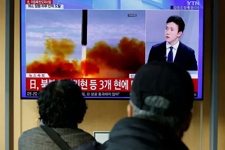 Orang-orang menonton TV yang menyiarkan laporan berita tentang Korea Utara yang menembakkan rudal balistik di lepas pantai timurnya, di Seoul, Korea Selatan, (3/11/ 2022). (Foto/ Dok malutnetwork)