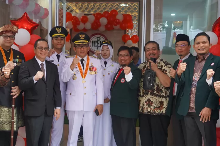 Wali Kota  Hendri Septa meresmikan  Sekretarian IDI Cabang Kota Padang. (Prokopim)