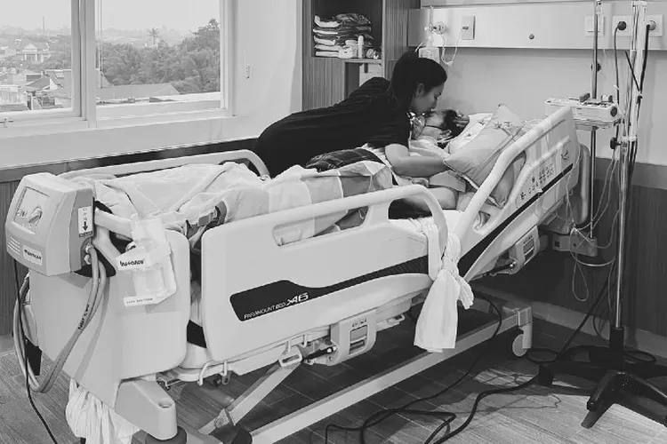 Potret Tyas dan almarhumah Ibunya di rumah sakit (instagram.com/@tyasmirasih)