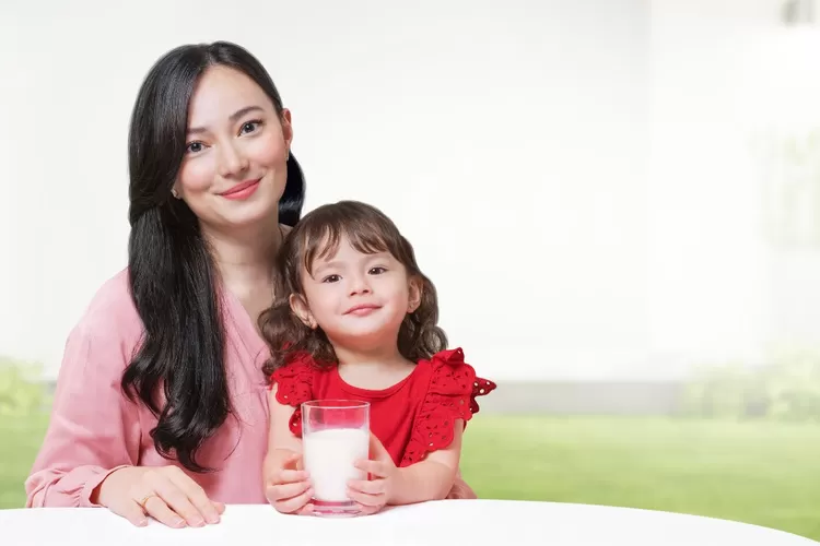 Asmirandah senantiasa memperhatian pemenuhan nutrisi dan tumbuh kembang bagi buah hatinya yang tidak cocok susu sapi.  (Dok SGM Eksplor)