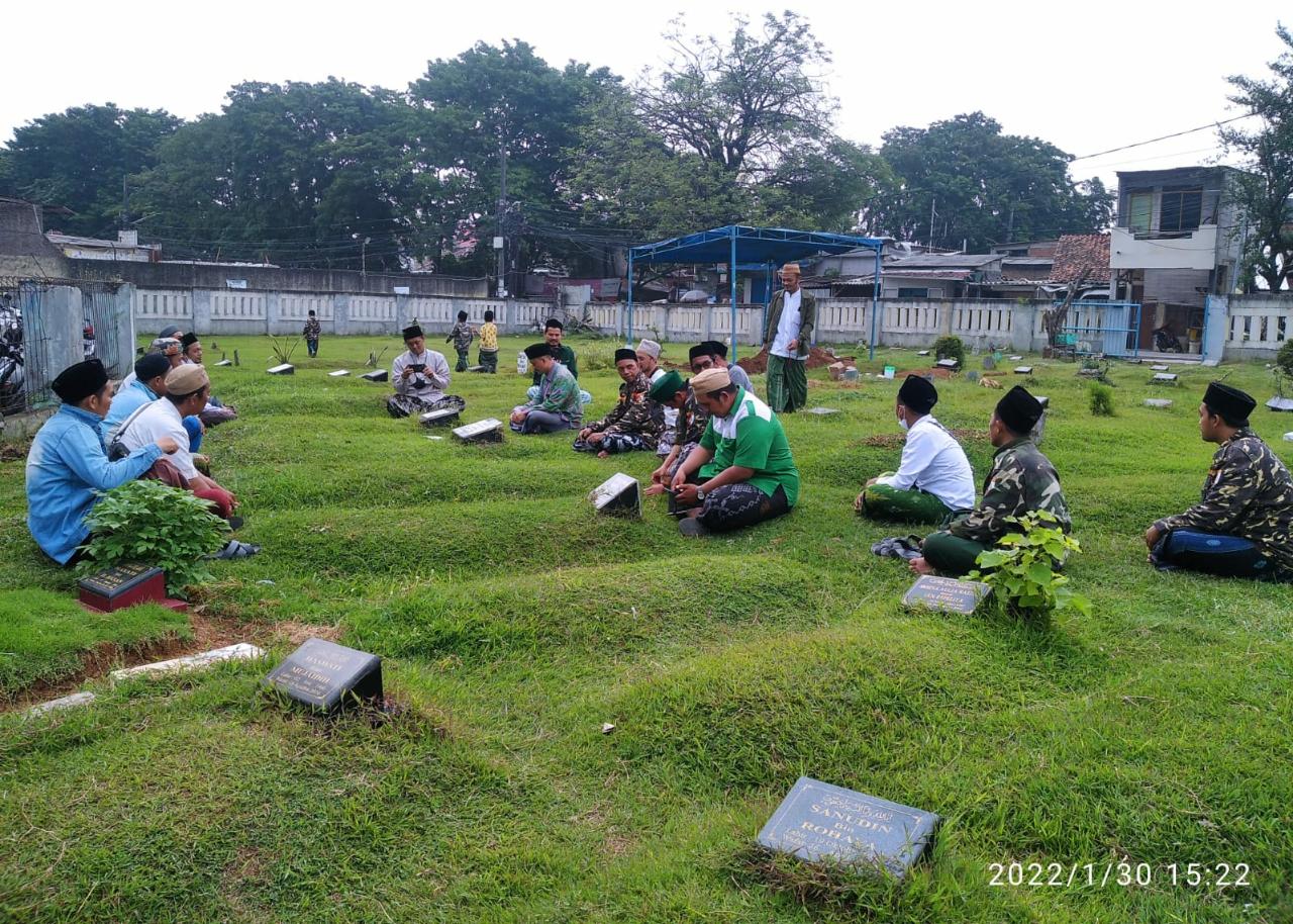 Menyambut Harlah NU Ke 96, GP Ansor Petir gelar ziarah makam sesepuh Kampung Petir, Cipondoh.
